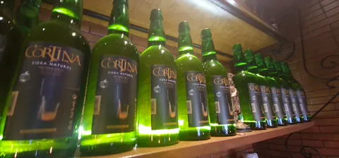Botellas de sidra natural asturiana en primer plano