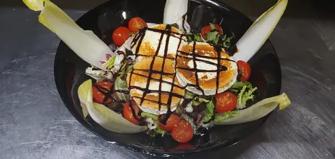 Ensalada de queso de cabra de la cocina de la sidrería