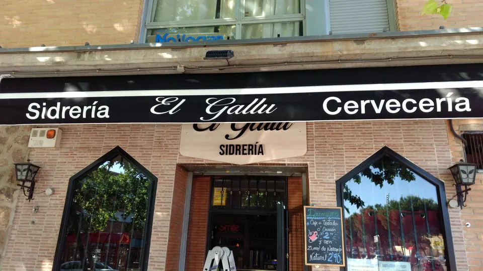 Fachada de Sidrería El Gallu en Móstoles con el rótulo de la entrada
