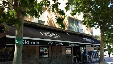 Exterior de Sidrería El Gallu con el toldo y los árboles de la calle